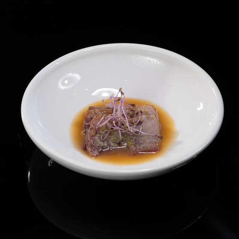 THUNFISCH IM YUZU-GLUT