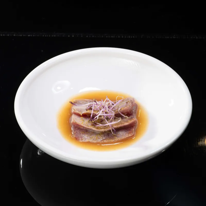 THUNFISCH IM YUZU-GLUT