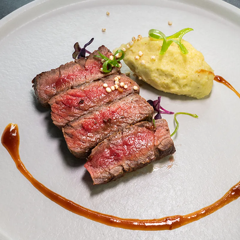 GEGRILLTES ENTRECÔTE-STEAK MIT KARTOFFELPÜREE